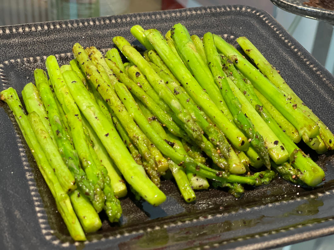 薄荷妹不想结婚做的香煎芦笋