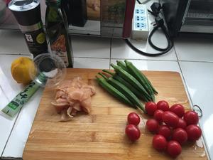 秋葵番茄鸡肉沙拉的做法 步骤1
