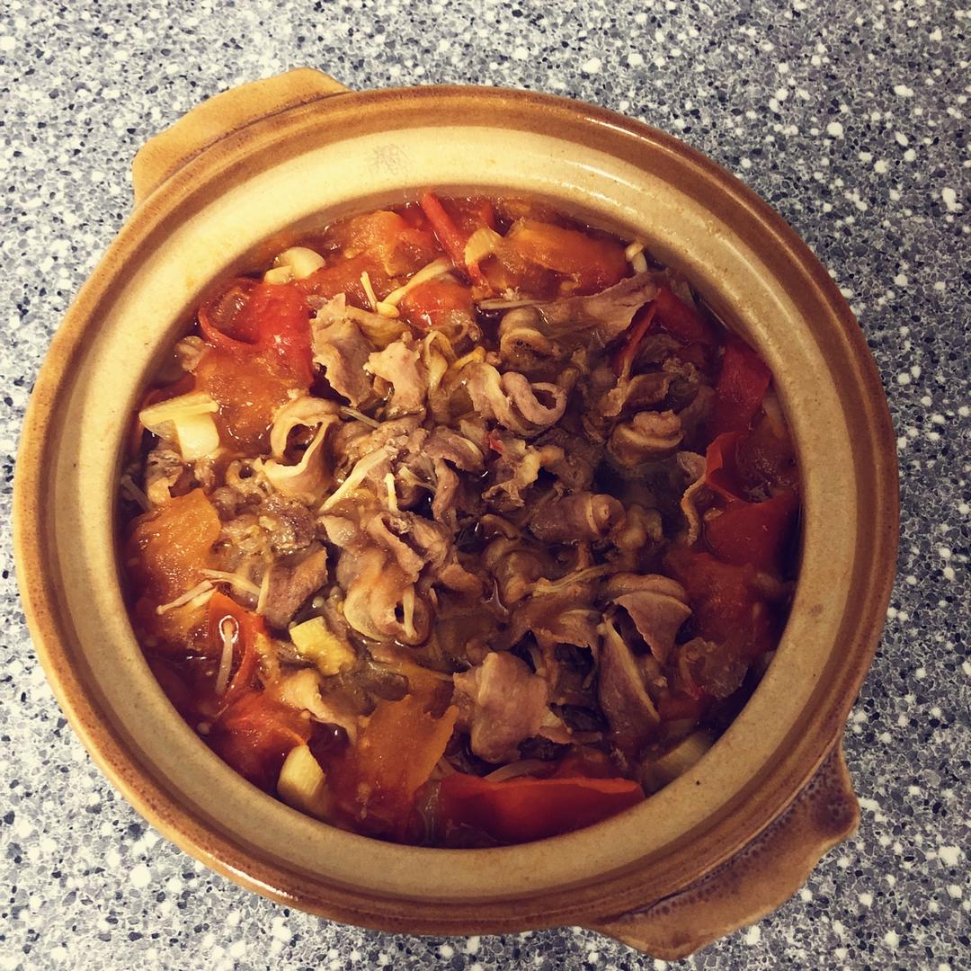 【金针菇番茄肥牛锅】