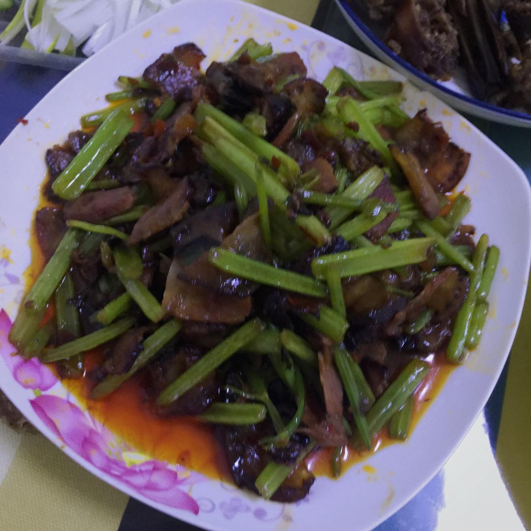 腊肉炒芹菜