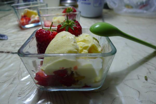 草莓冰激凌杯的做法