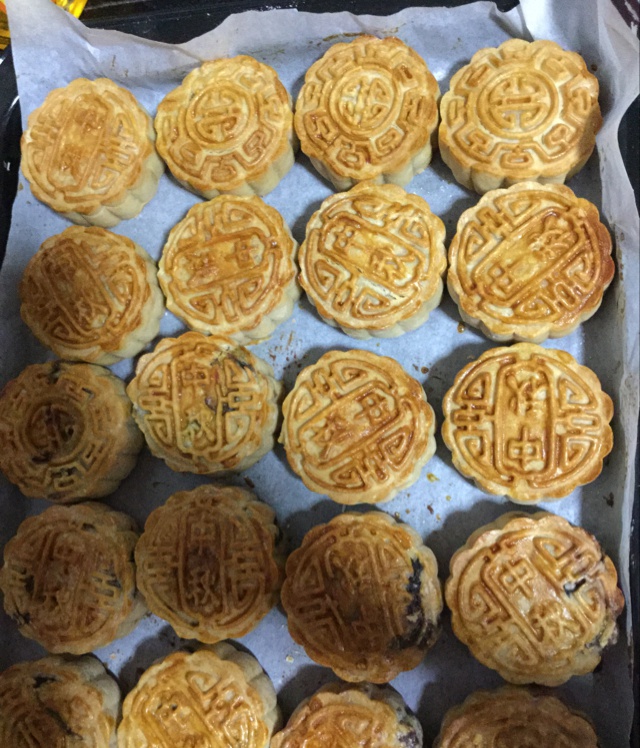 广式月饼－－蛋黄豆沙月饼