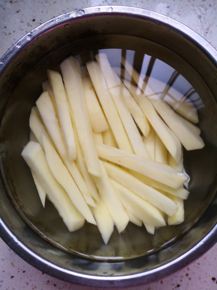 自制炸薯条🍟酥脆不易受潮的做法 步骤2