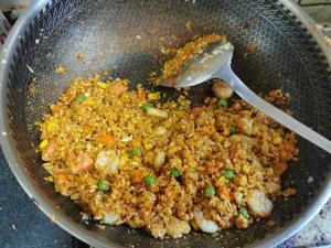 【十分钟快手低卡减脂正餐】咖喱红椒海鲜炒饭（花菜米）的做法 步骤5