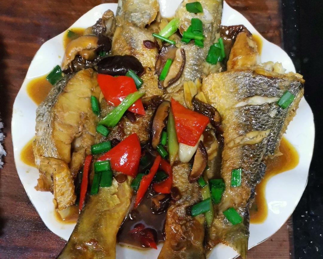 豆酱焖杂鱼的做法