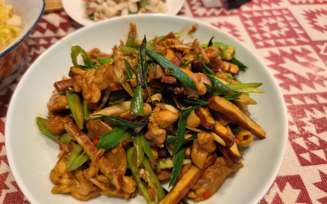 鸡腿肉炒五香豆干&香干