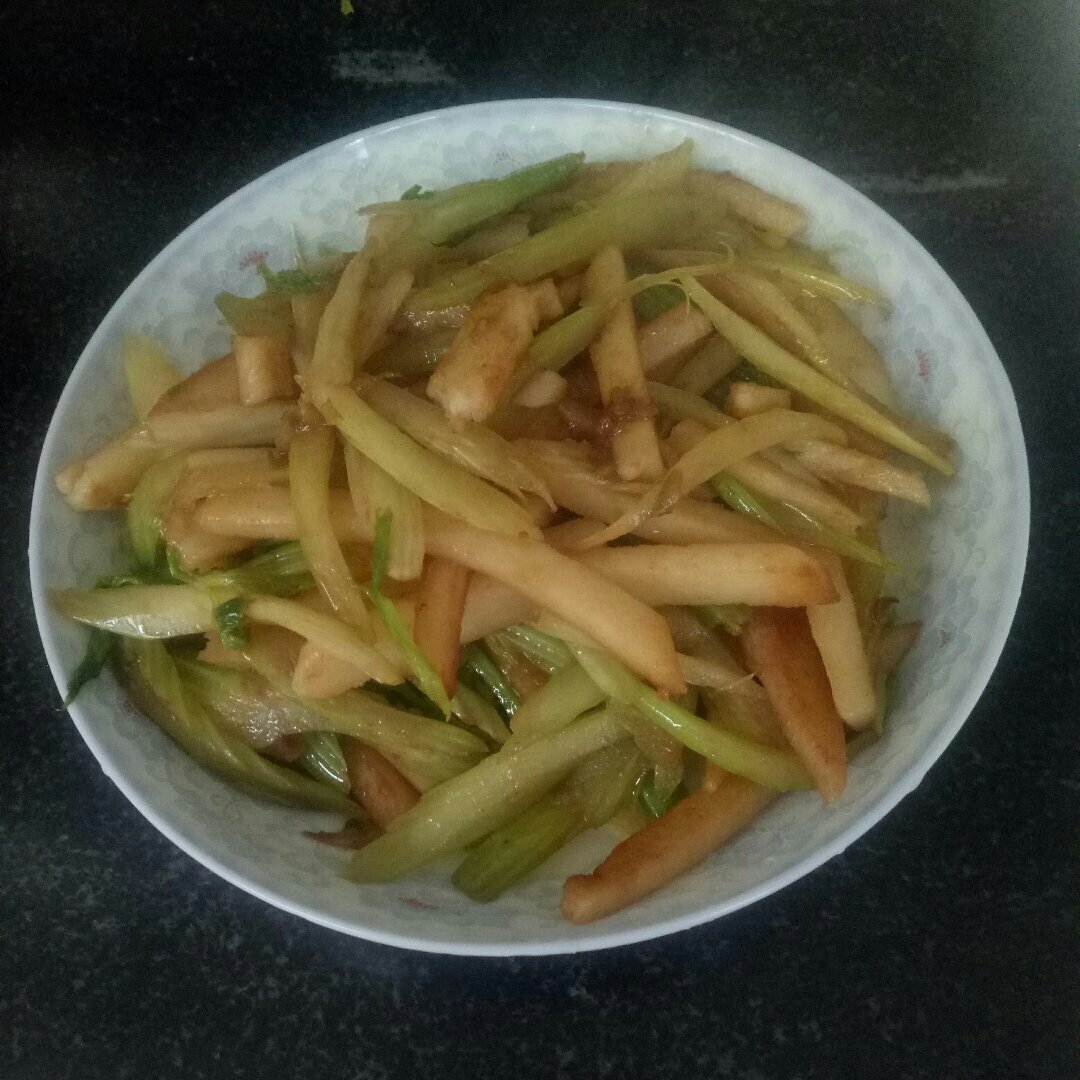 土豆炒芹菜