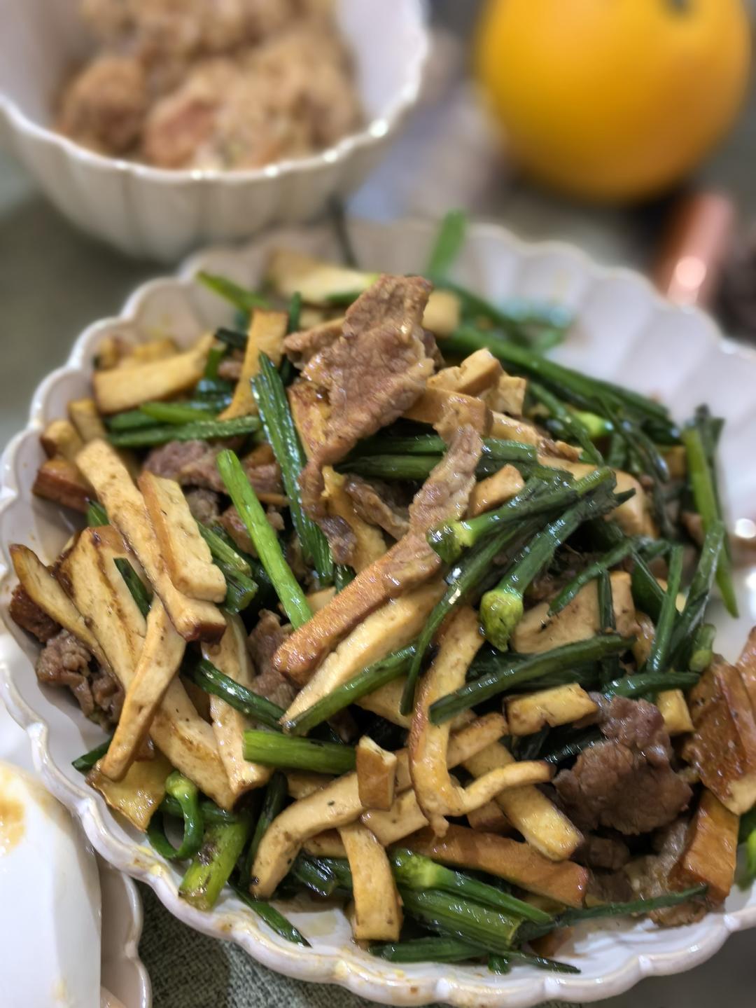 韭菜花炒牛肉丝春天餐桌不可少的一道菜