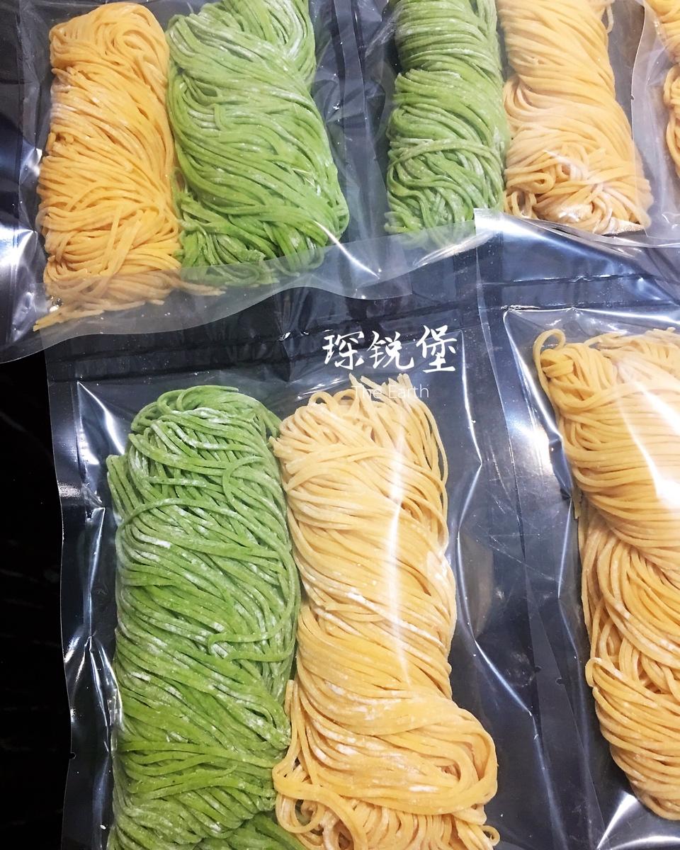 【爽滑筋道的自制面条】（鸡蛋面、菠菜面和胡萝卜面）-面面俱到，家的味道