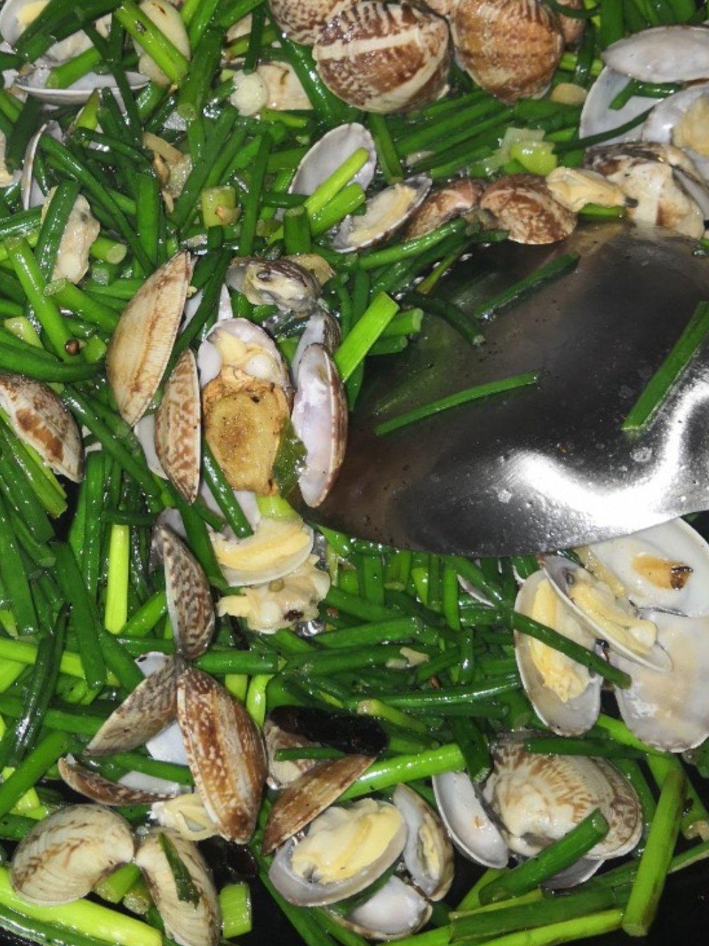 韭菜苔炒花甲