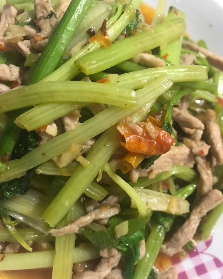 牛肉炒芹菜(不老不柴嫩滑多汁)