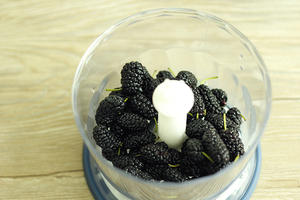 美国黑莓鲜果桑葚冰淇淋的做法 步骤2