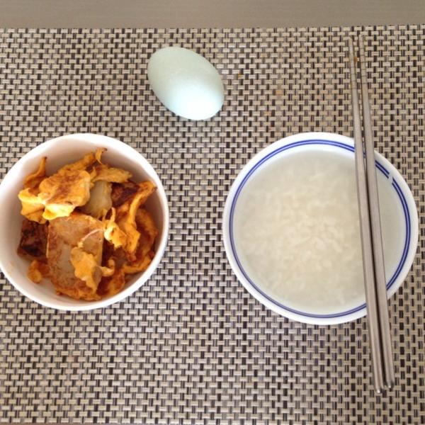 中式早餐：红豆杂粮粥+腐乳烤馒头片+苹果