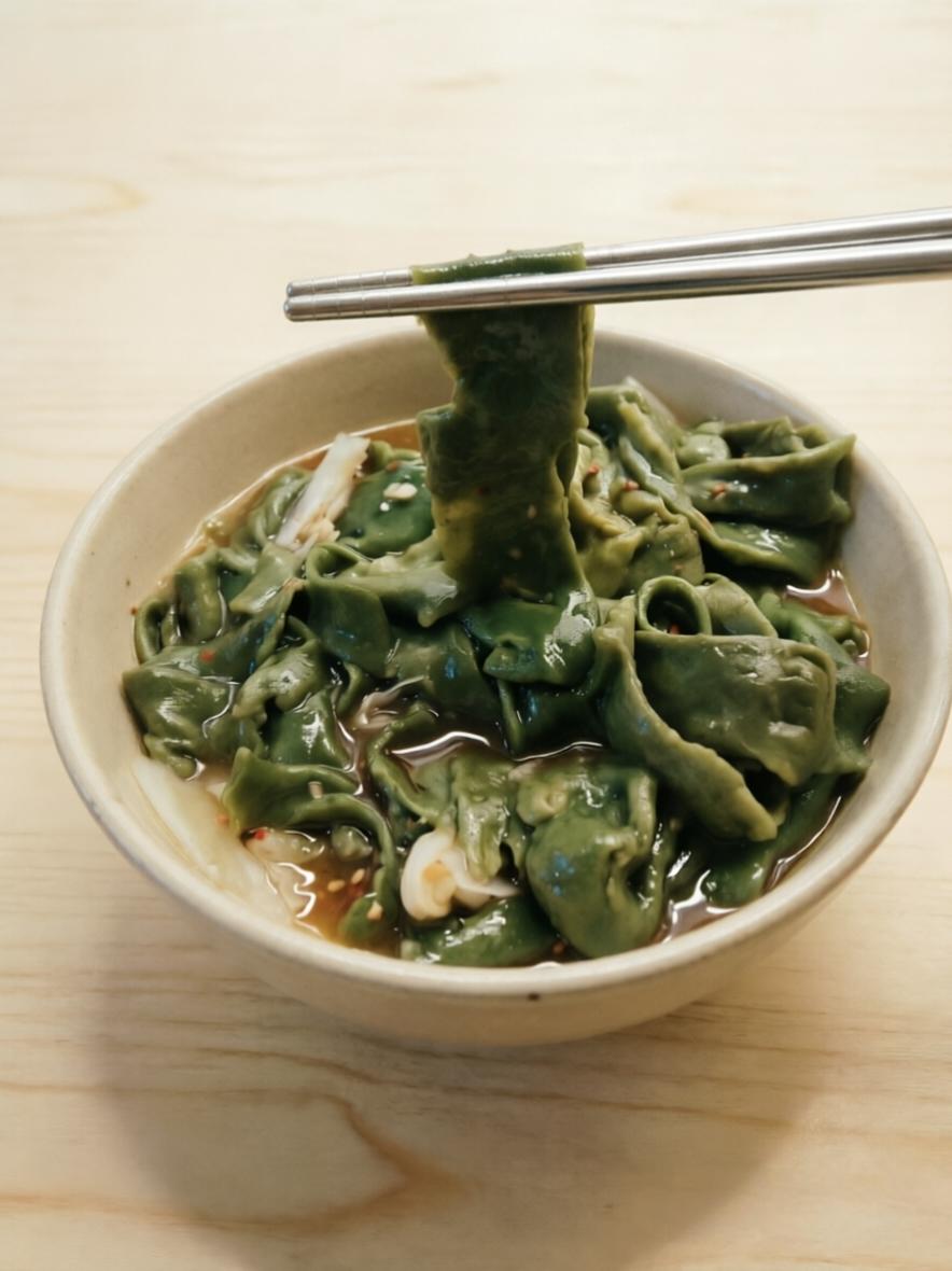蒜蘸面——椒香浓郁蒜香扑鼻，再配上裤带面过个桥，老师傅教你蒜蘸面的做法，这就是我们地道的陕西味儿~