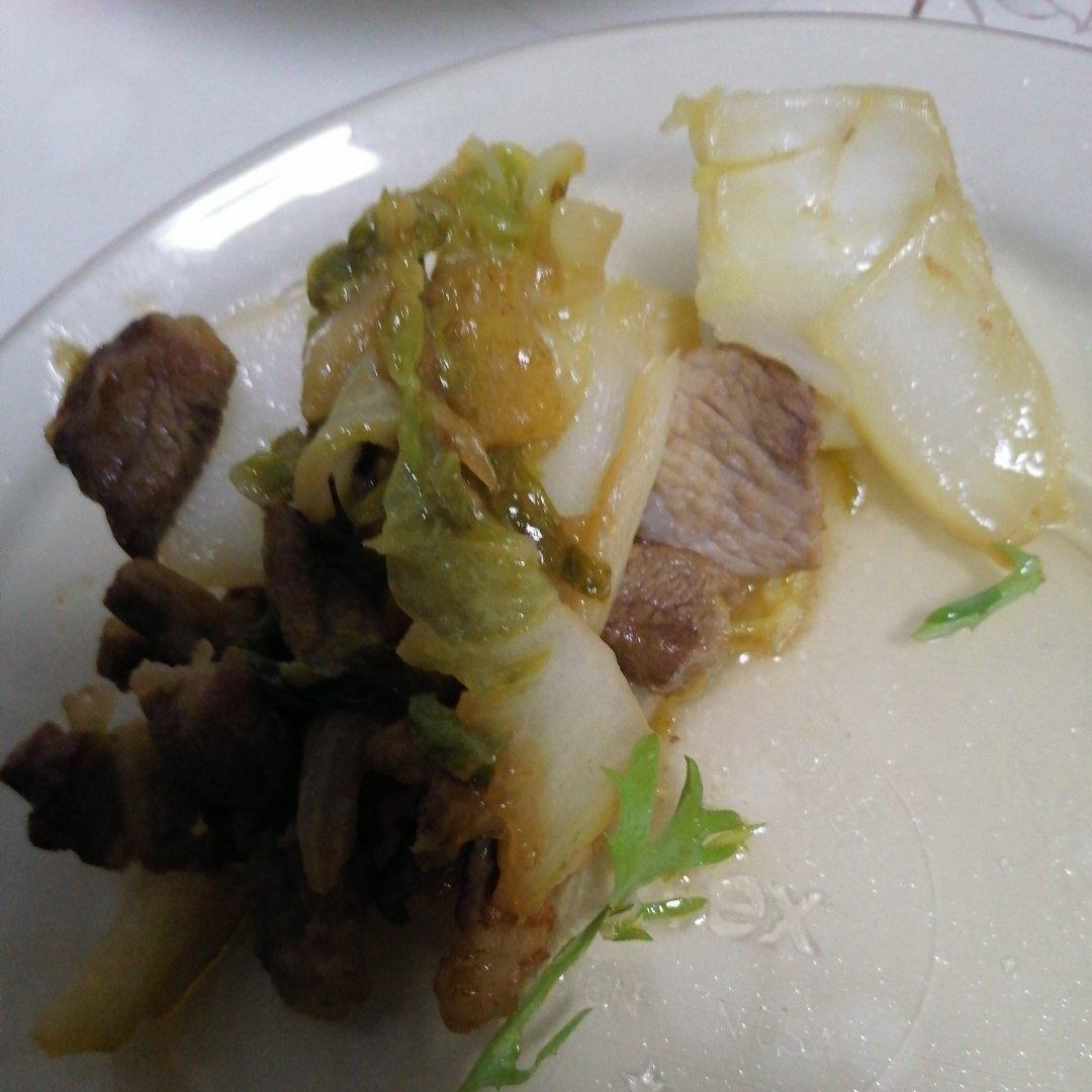 白菜炒肉（包白菜，用料少，小孩爱）