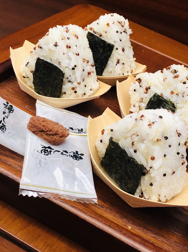 血统纯正的梅子饭团的做法步骤图 骑单车的女巫 下厨房 血统纯正的梅子饭团的做法步骤图 骑单车的女巫 下厨房
