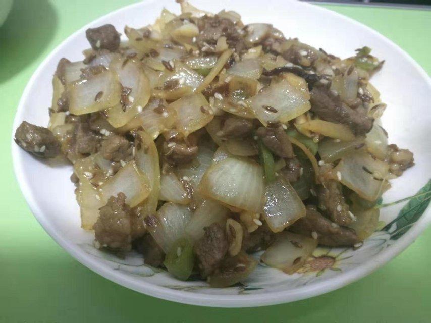 孜然洋葱炒牛肉粒