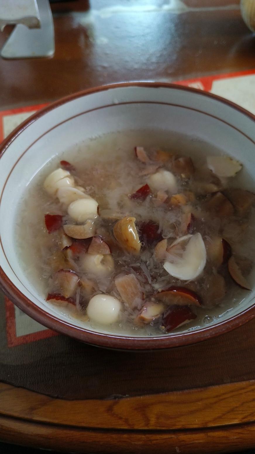 润肺去燥，健脾养胃～板栗银耳百合汤