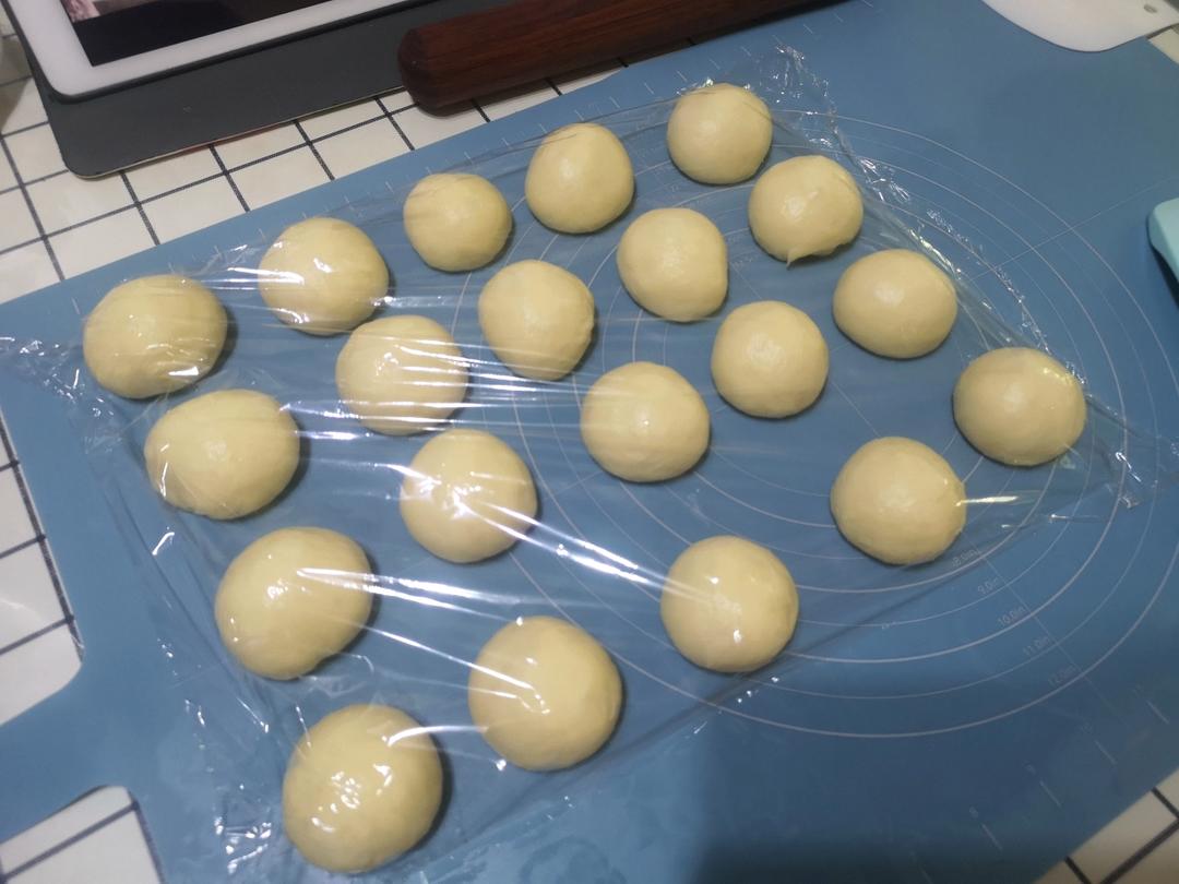 淡奶油面包卷，奶香浓郁柔软拉丝，分享美食美味，喜欢😘的朋友们做起来吧。