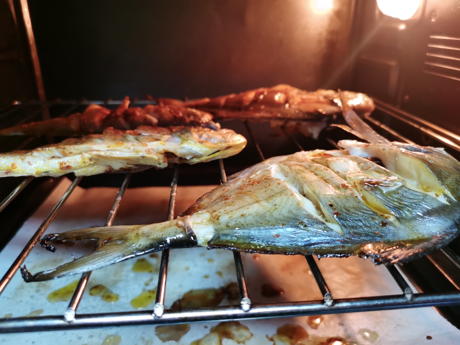 家庭版烤鲳鱼黄鱼的做法 步骤7