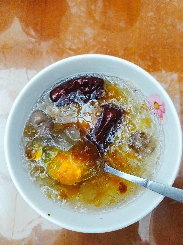 银耳桃胶皂角米雪燕羹