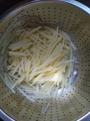 超简单的醋溜土豆丝的做法 步骤3