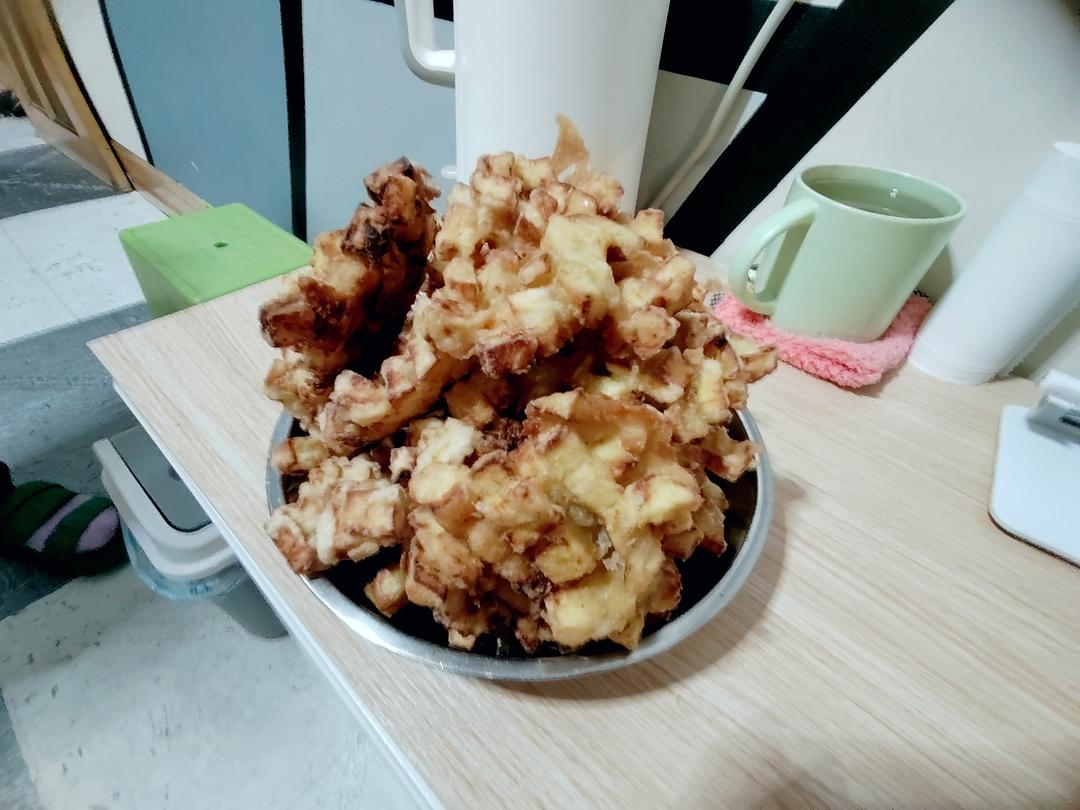 地瓜烙是每个80后的记忆里最深刻最甜的街边摊子