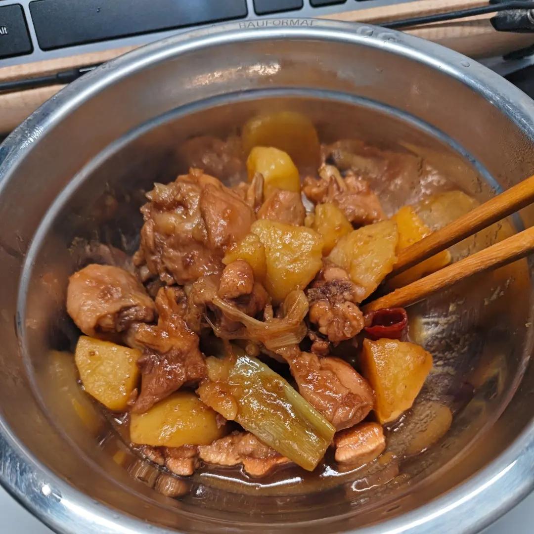 鸡腿炖土豆 上桌秒空盘 汤都喝干了！