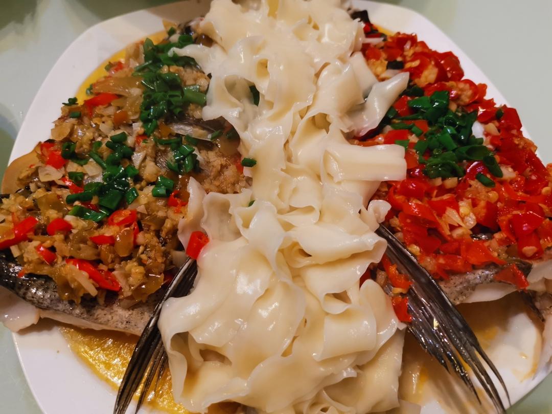 厨师长教你：“剁椒蒸鲤鱼”的做法，剁椒辣味醇厚，鱼肉鲜香细嫩
