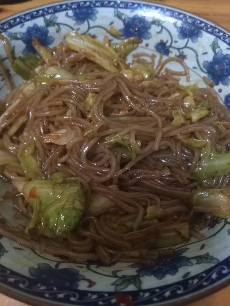 看似普通却超级下饭的圆白菜炒粉丝