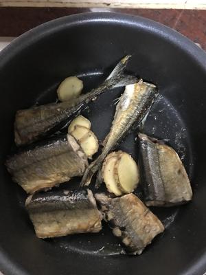 香煎秋刀鱼的做法 步骤5