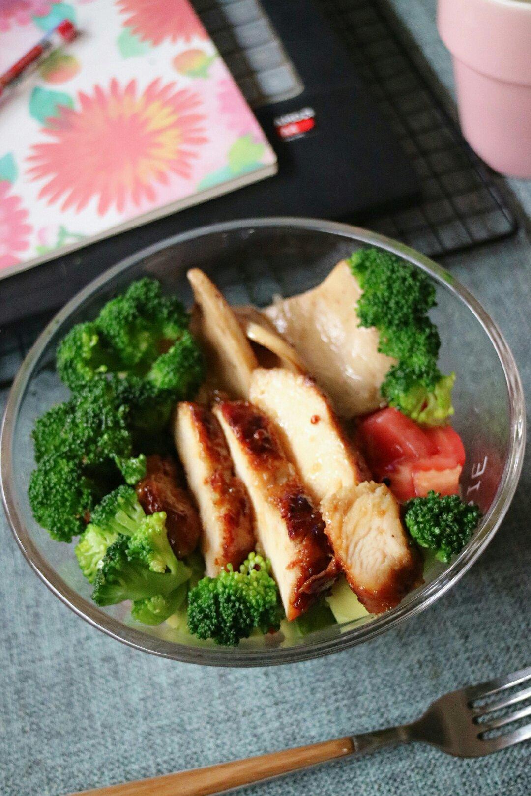 烤鸡胸肉牛油果藜麦沙拉