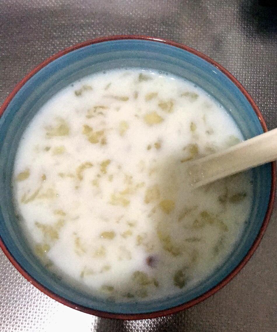 牛奶银耳莲子红枣羹