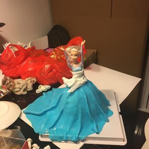 翻糖芭比娃娃蛋糕  冰雪奇缘艾莎公主蛋糕 翻糖双层周岁蛋糕的做法 步骤41