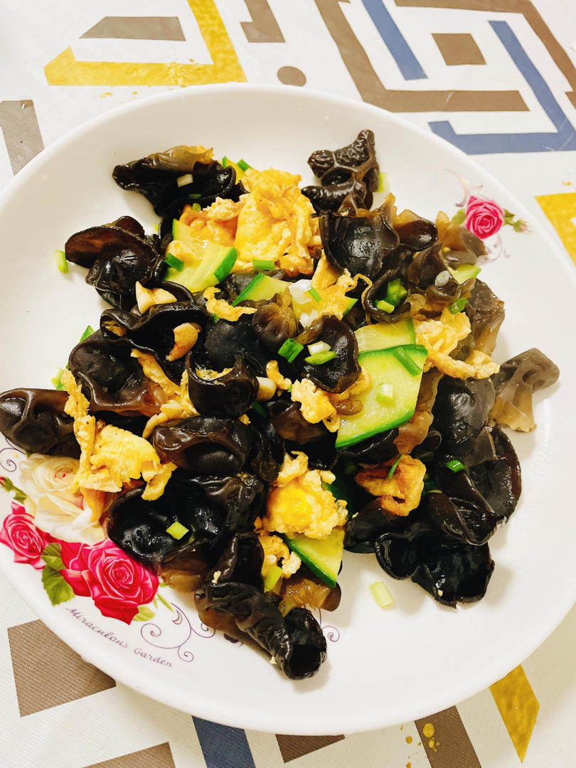 黑木耳青椒炒鸡蛋（营养又下饭）