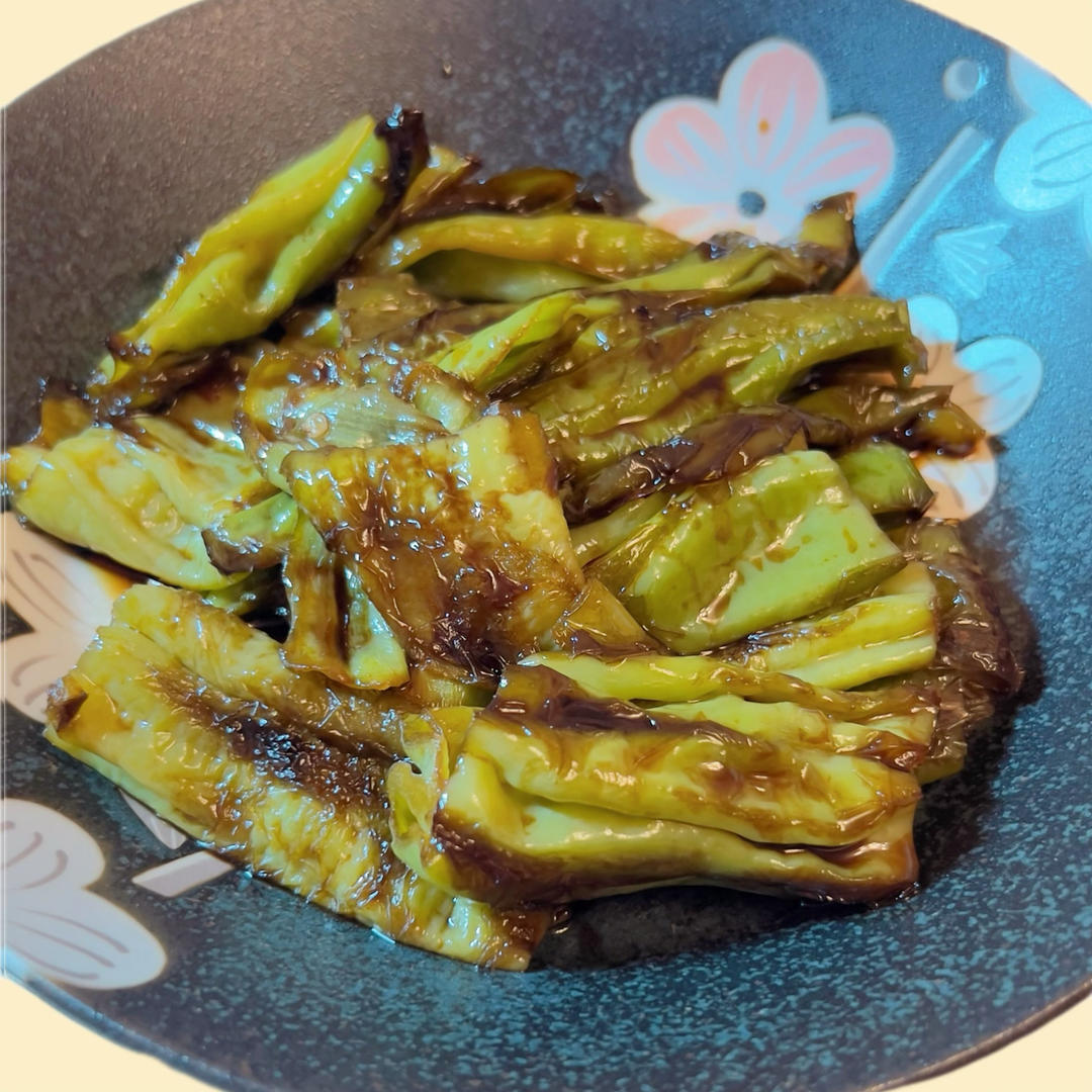 百吃不厌的糖醋虎皮青椒，有丰富的维C、膳食纤维，多吃益善
