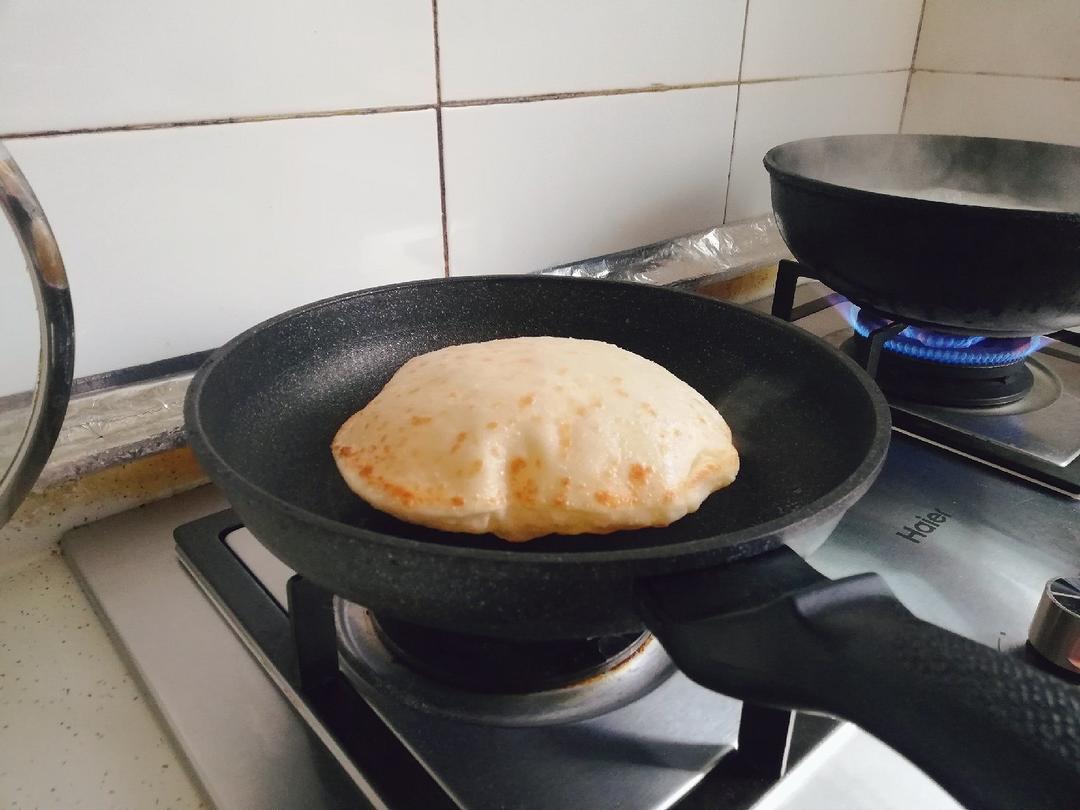 张张都鼓大泡的鸡蛋灌饼这样做不鼓大泡都难