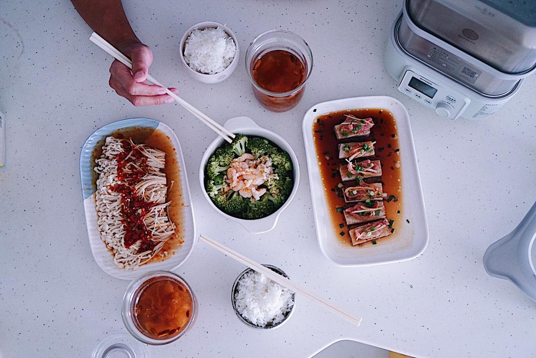 腊味蒸芋头+剁椒金针菇+蒸拌虾仁西兰花【12月北鼎蒸炖锅食谱】的做法