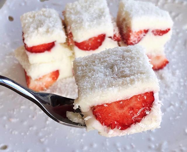 不用烤箱的小甜品 牛奶草莓小方（踏雪寻莓）的做法