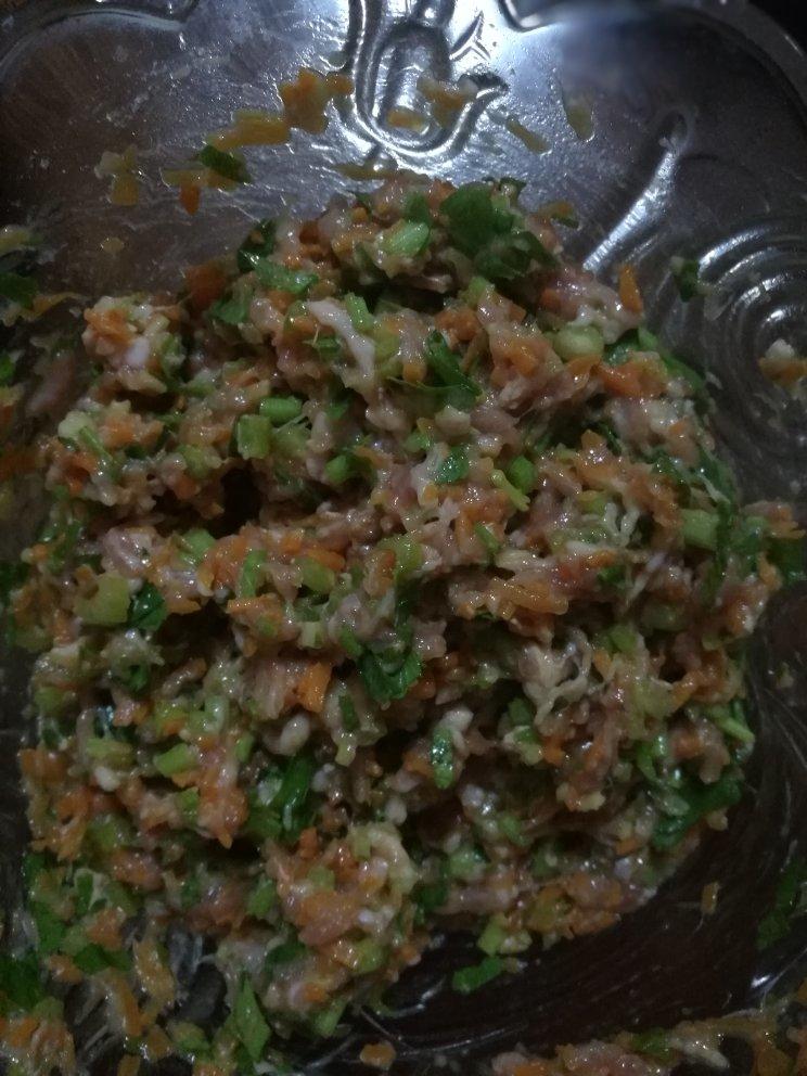 芹菜胡萝卜猪肉水饺