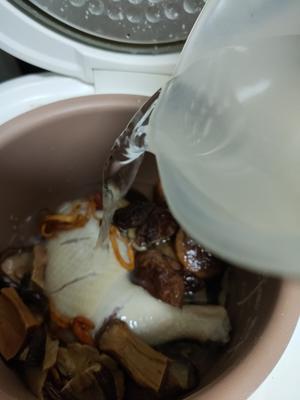 一只鸡腿煲靓汤，香菇鸡腿汤的做法 步骤5