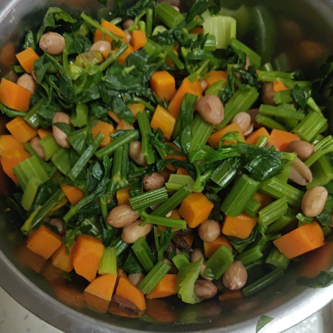 西芹胡萝卜炝拌花生米（开胃小菜）