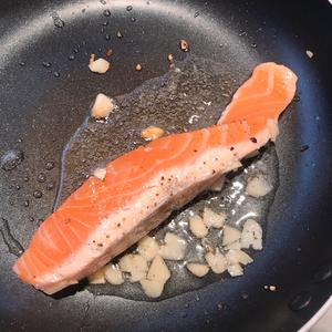 健身晚餐•蒜煎三文鱼芦笋的做法 步骤3