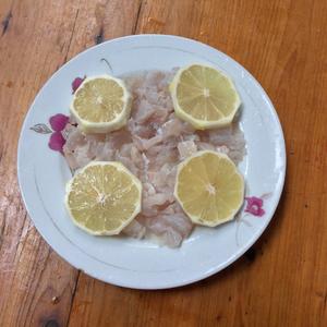 翡翠鲈鱼肉丸的做法 步骤2