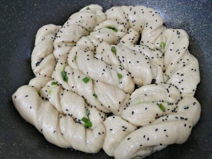 生煎葱油卷子（我觉的就是生煎包和葱油花卷的完美融合！）