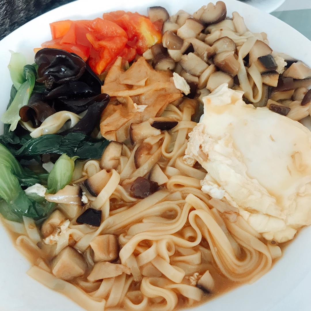 菌汤面条 看得见的香菇 尝得到的鲜美 这才是真正的菌汤