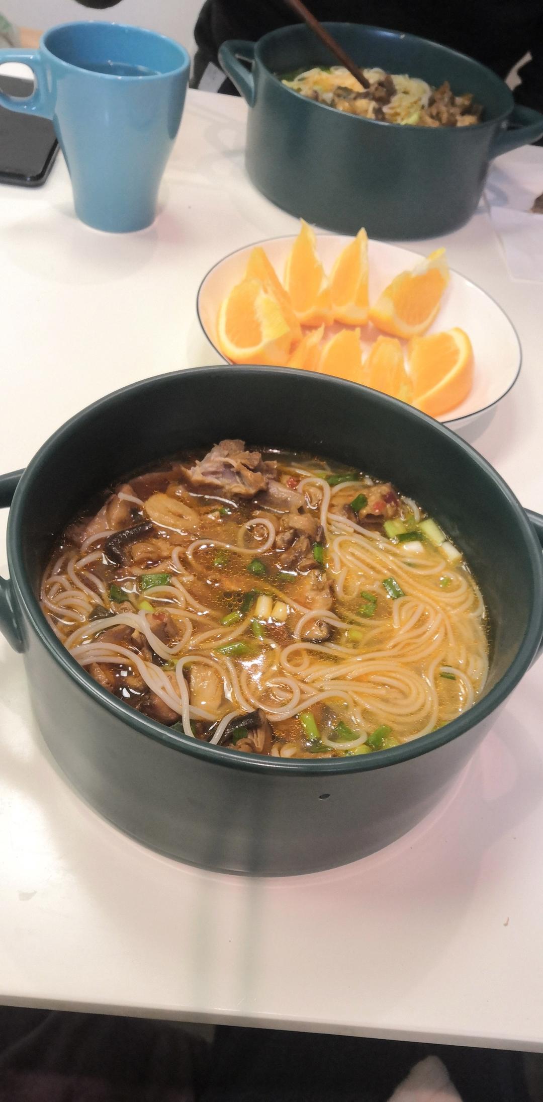 红油香菇鸡块面