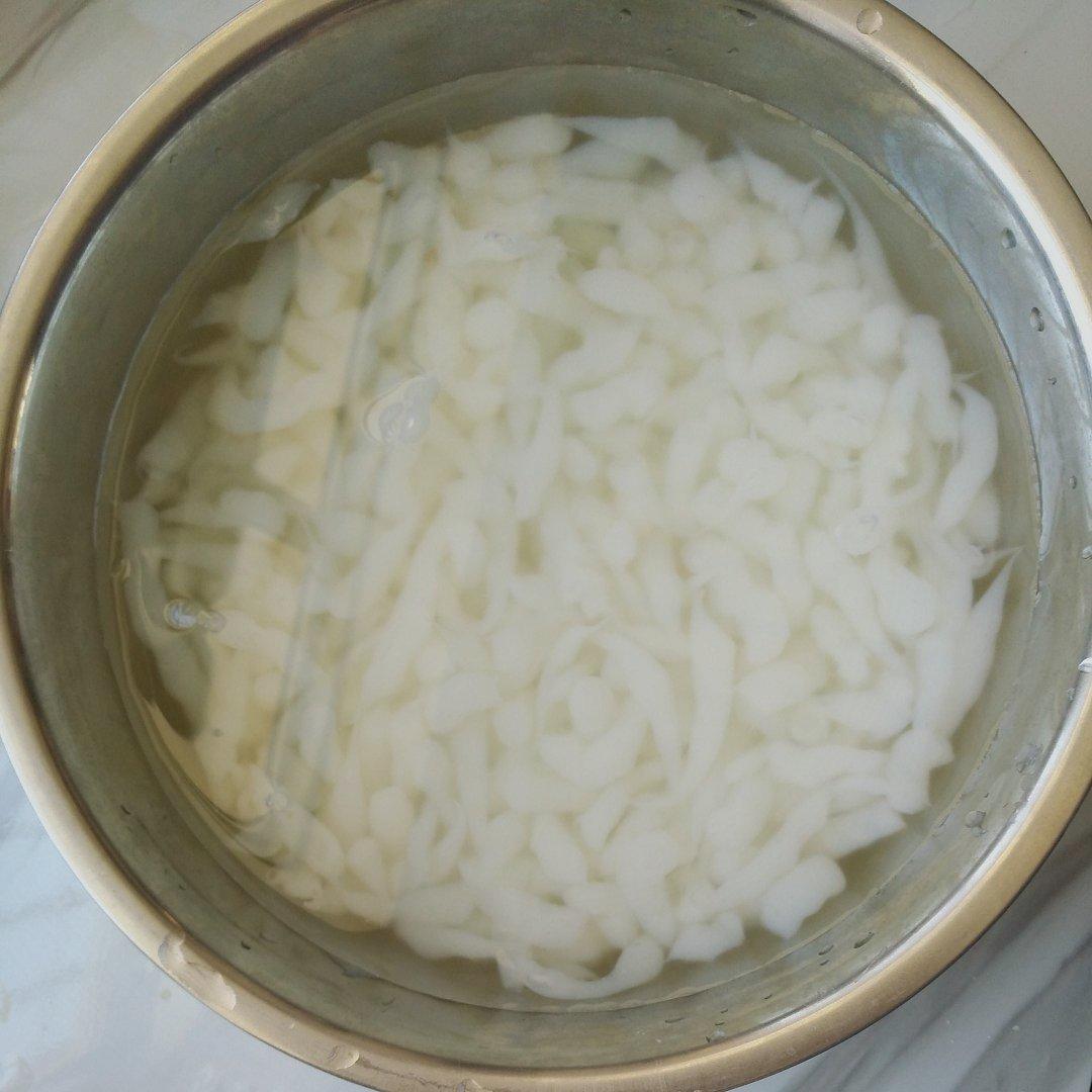 带尾巴的凉粉，蛙鱼。