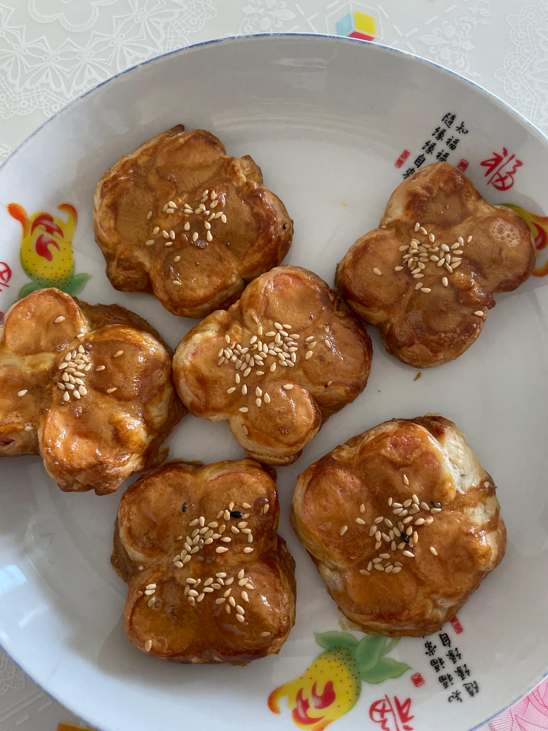 早餐怎么做简单又好吃？1张手抓饼2根火腿肠，教你在家做蝴蝶酥
