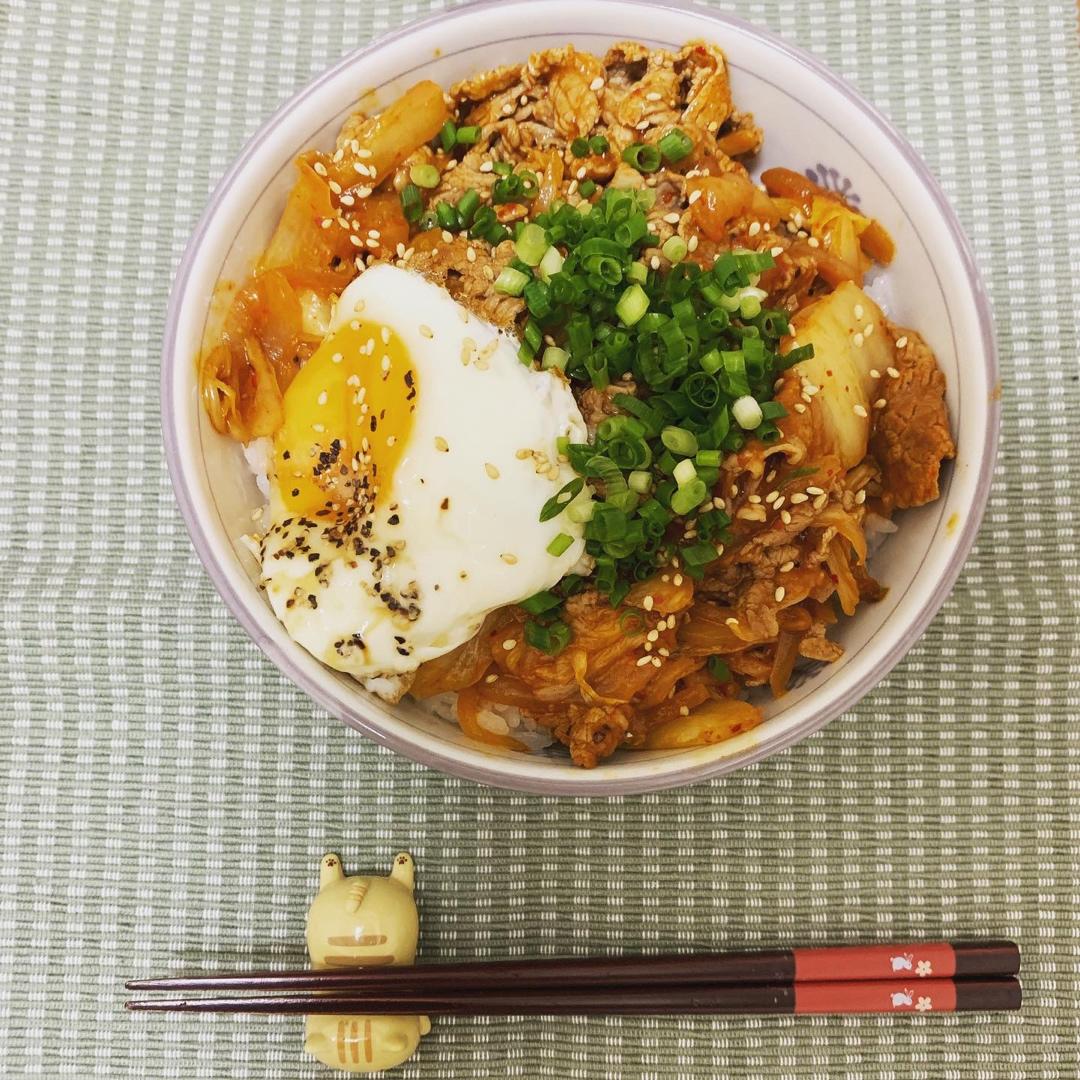 喵哆哩菜做的韩式辣白菜肥牛石锅拌饭